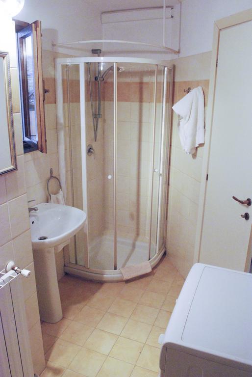 Parte Di Casa Con Giardino E Piscina Pietrasanta
